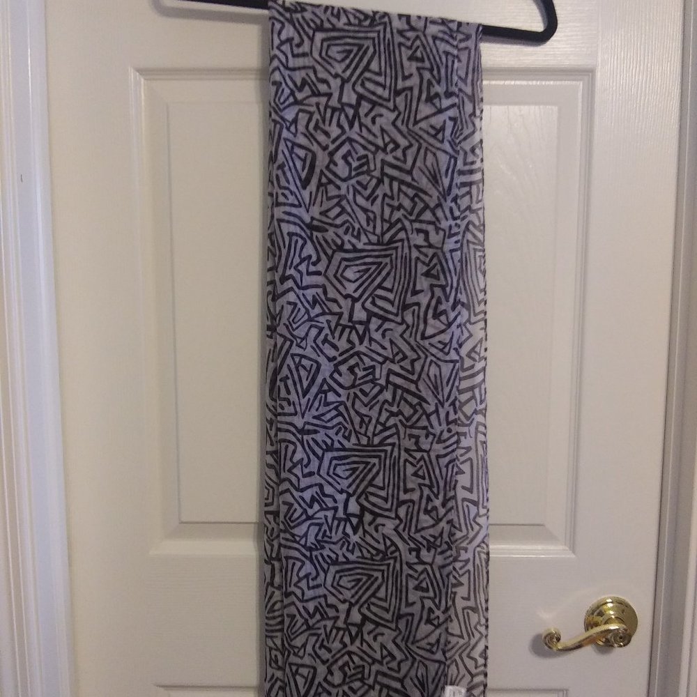 Abstract Black and White Oversized Scarf | New - Picture 5 of 6
